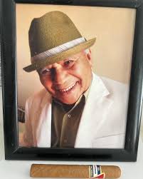 A Leonel Valdés Mi viejo, mi gran amigo. Sin prisa pero sin pausa Sin miedo  o temeridad ese corazón te encausa camino de la verdad. Un ser hecho de una  pasta que