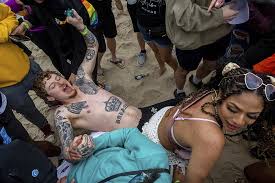 Sexo, drogas... y demasiado porno: por qué tantos jóvenes se hinchan a  viagra sin ningún control | Papel