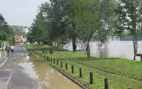 Val-d'Oise : lente d&eacute;crue de la Seine, des routes encore ferm&eacute;es - Le  Parisien