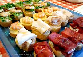 Scopri la ricetta e consigli come fare le tartine al salmone squisite e chic in 5 minuti! Tartine Per Aperitivo Mamma Felice