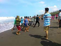 Laguna juga merupakan sebagai muara dari. Ayah Dan Anak Digulung Ombak Pantai Laguna Lembupurwo Kebumen Ekspres Paling Tahu Kebumen