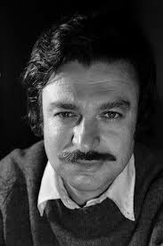 Heykellerin dudaklarından dökülen taşlaşmış sözcükler