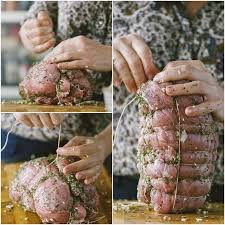 Ho comprato un arrosto di pollo (quello con la reticella intorno per capirci) ma non ho idea di come prepararlo.mai fatto.suggerimenti? Come Legare L Arrosto La Ricetta Di Sonia Peronaci