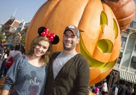 Alyssa marx gray and david isaac gray have been performing acrobatic circus acts together worldwide since creating the acrobats of flying dreams™. Alyssa Milano And David Bugliari Celebrate Halloween Time At Disneyland Celebmafia