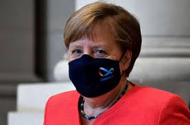Angela Merkel Kanzlerin Zeigt Sich Erstmals Offiziell Mit Corona Maske Politik Stuttgarter Zeitung