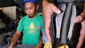 Saat ini model dompet lipat yang hanya berisi tempat uang dan kartu saja tidak begitu banyak peminatnya. Beli Baju Bekas Pria Ini Temukan Dompet Berisi Uang Rp 71 6 Juta Di Saku Halaman 2 Serambi Indonesia