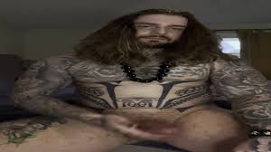 Ragazzo tatuato dai capelli lunghi che ti prende in giro con il suo cazzo  mostruoso da 9 pollici