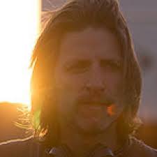 כמעט מפורסם: לכבוד צאת סרטו "דברים שאנשים עושים" סער קליין בראיון