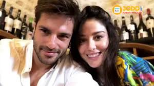 29 nisan 2021, 09:33 tarihinde eklendi can yaman'ın bir süredir birlikte olduğu hatta evlenme teklifi ettiği i̇talyan spiker diletta leotta ile iş insanı ryan friedkin'in dudak dudağa yakalandı. Ozge Gurel In Sevgilisi Can Yaman Degil Baska Bir Oyuncu