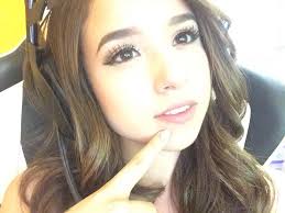 who lives in a pineapple under the seaaaa? i do srsly..  www.twitch.tv/pokimane