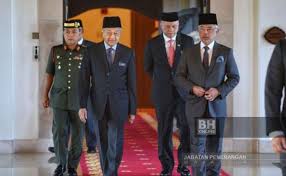 Senarai nama perdana menteri serta bekas perdana menteri malaysia ini mengandungi nama penuh, gambar, tarikh lahir serta tarikh meninggal dunia, gelaran, dan tarikh mula serta tamat memegang jawatan. Tun M Boleh Teruskan Tugas Sebagai Perdana Menteri Tanpa Sekatan