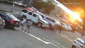Перевод слова kidnap, американское и британское произношение, транскрипция, словосочетания, однокоренные слова, примеры использования. Surveillance Video Shows Woman Try To Kidnap 1 Year Old Boy In La Claiming Child Was Hers Abc7 Los Angeles