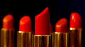 Une Tache De Rouge A Levres Sur Un Col De Chemise Ou Une Manche De Tailleur Pas De Panique Votre Vetement Prefe Taches De Rouge A Levres Rouge A Levres Tache