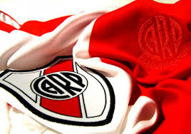 Son la identidad y el nombre propio de una historia que ya lleva más de cien años flameando sus colores por todos los rincones del planeta. River Escudo