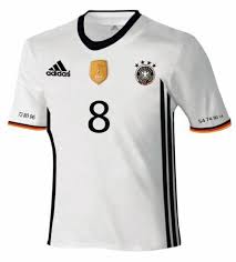 Allerdings darf man das goldene fifa badge nicht. Das Neue Em2016 Trikot Der Nationalmannschaft So Sieht Das Euro2016 Shirt Aus Nationalmannschaft Trikot Und Shirts