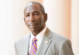 Lee Gill's Instagram, Twitter & Facebook