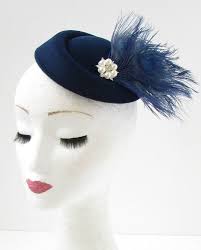 Navy Blau Weisse Feder Pillbox Hut Fascinator Rennen Jahrgang Etsy Fascinator Beautiful Hats Blue Fascinator