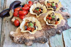 Ravioli ripieni di fonduta parmigiano 60 mesi, funghi porcini e tartufo bianco. Cestino Di Parmigiano Con Melanzane E Pomodorini