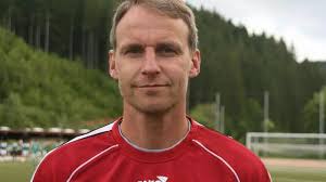 Fußball: Knackmuß verlängert