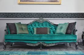 Viele menschen empfinden ihr wohnzimmer als wichtigsten raum der ganzen wohnung. Casa Padrino Luxus Barock Chesterfield Sofa Grun Schwarz Gold 240 X 88 X H 105 Cm Wohnzimmermobel Im Barockstil Barockgrosshandel De