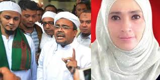 Habib rizieq shihab sendiri sudah melayangkan bantahannya mengenai chat hot dengan firza habib rizieq pada saat berada di polda metro jaya pada hari rabu 1 februari 2017 mengatakan. Rizieq Syihab Kasihan Firza Dijadikan Tersangka Dugaan Chat Porno Merdeka Com