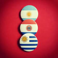 Brasil, paraguai e uruguai responderam que de modo algum congelariam as negociações com esses países, e a argentina bateu a porta. Kit 3 Bottons Argentina Paraguai E Uruguai No Elo7 Letras E Raizes 105dec3