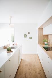 Une Cuisine Ilot Blanche Tres Elegante Qui Fait La Part Belle A Des Materiaux Nobles Poignees En In 2020 Kitchen Design Country Kitchen Designs Kitchen Inspirations