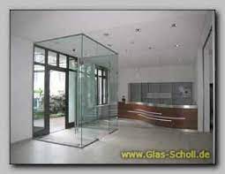 So kann das getönte esg als fassadenelement in der außenarchitektur genutzt werden. Grosse Arcos Windfang Ganzglas Anlage