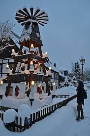 Weihnachten Im Erzgebirge Die Pyramide Die Auch Auf Den Bergbau Zuruckgeht Gehort Untrennbar Dazu Erzgebirge Weihnachten Erzgebirge Landhaus Weihnachten