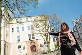 Foda también apuesta por el mismo once y esquema, salvo que entra grillitsch en el medio con respecto al once que cayó ante países. Hof Mit Offenem Lacheln Und Gelassenheit Hof Frankenpost