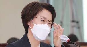 임혜숙 과학기술정보통신부 장관 후보자가 4일 오전 서울 여의도 국회에서 열린 과학기술정보방송통신위원회 인사청문회에서 안경을 고쳐쓰고 있다. Ihnzq3b4jykfim