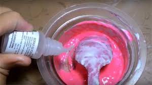 Cara membuat slime yang pertama ialah dengan isikan mangkuk atau bekas plastik yang telah anda sediakan dengan gam cecair jernih sebanyak mana yang anda perlu bagi membuat slime tersebut. Cara Membuat Slime Dengan Lem Fox Slime