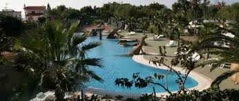 Disfruta de la piscina exterior, del jacuzzi y de los terrenos deportivos. Camping Don Cactus Offizielle Tourismus Webseite Von Andalusien