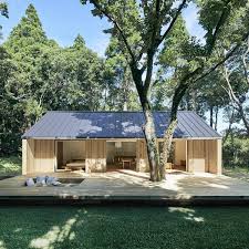 Este tipo de pino crece en las latitudes norte y su calidad viene dada por su lento crecimiento debido a las exigentes condiciones climáticas y a los tipos de suelo natural adecuados. Casa Prefabricada De Madera En Finlandia De La Firma Pluspuu