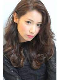 黒髪でも 大人かわいい無造作な外国人風かきあげセミロング 24時間いつでもweb予約ok ヘアスタイル10万点以上掲載 お気に入りの髪型 人気のヘアスタイルを探すならkirei style キレイスタイル で セミロング パーマ ヘアスタイル ロング ロングヘア