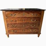 Belle petite commode de la région ile de france, galbée en façade et sur les côtés. 943 00