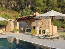 Mediterranes haus im toskana landhausstil mit walmdach architektur & grundriss offen, überdachte log. Mediterrane Hauser Sudlicher Charme Inspiration Bauen De