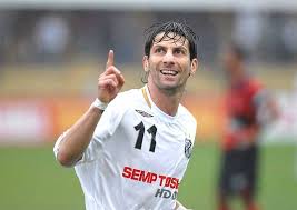 Em 1998, edmundo aceitou uma oferta da fiorentina, da itália, e partiu para o futebol europeu. Pedrinho Maromba Ex Craque De Palmeiras E Vasco Aproveita Aposentadoria E Investe Pesado Na Malhacao Fotos R7 Futebol