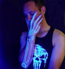 Incredible Uv Tattoos They Glow In Dark Oh My Gosh This Is Amazing I Want The Dark Mark Licht Tattoo