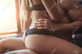 Hermosa Pareja Apasionada Es Tener Relaciones Sexuales En La Cama. La Mujer  Está Sentada Encima. Fotos, retratos, imágenes y fotografía de archivo  libres de derecho. Image 81004289