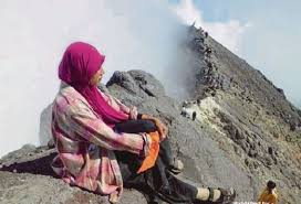 Sejarah gunung berapi di malaysia. Jatuh Dalam Kawah Gunung Berapi Ketika Bergambar Harian Metro