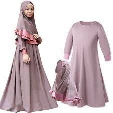 Today the most widely recognized indonesian national costumes include batik and kebaya, although originally those costumes mainly belong within the island of java and bali, most prominently within javanese. Top 8 Most Popular Baju Muslim Couple Ibu Anak Ideas And Get Free Shipping M5lieka9