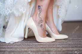 We did not find results for: Braut Im Weissen Hochzeitskleid Zeigt Schone Schlanke Beine Mit Tattoo In Weissen Schuhen Lizenzfreie Fotos Bilder Und Stock Fotografie Image 53403341