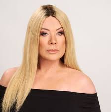 2722: Zoe and Lydia kiss