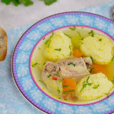 Cand supa da in clocot, reducem focul la minim, iar cu o lingura umezita luam din amestecul de gris cam jumatate de lingura si ii dam drumul usor in supa. Culinar Ro Supa De Pui Cu Legume Proaspete Si Galuste Facebook