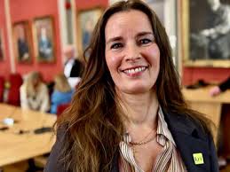 Ikke gjem dere taust i skjørtekantene på byrådene