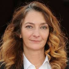 L'homme semble en savoir davantage que ce qu'il prétend et connaît tous les secrets de la région… Corinne Masiero Capitaine Marleau Ce Qui L Agace Quand On L Interpelle Dans La Rue Gala
