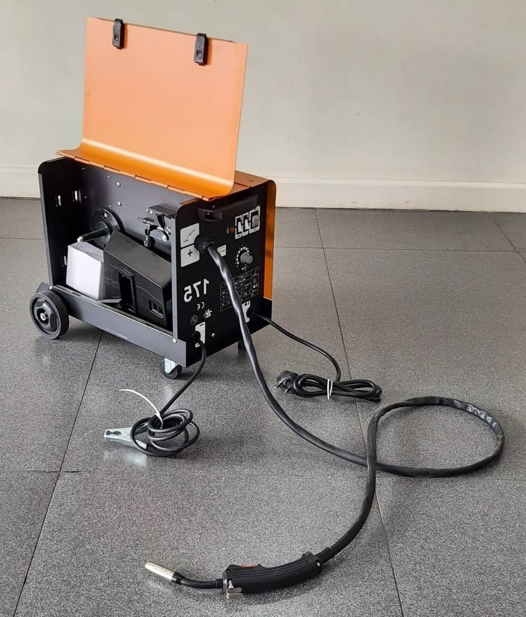 Aico Japan MIG 175 commercial welding machine