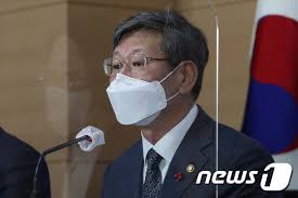 앵커이용구 법무부 차관의 택시기사 폭행 사건에 대해 검찰이 연이틀 고발인들을 불러 조사하는 등 본격적인 수사에 착수했습니다.추미애 법무부 장관이 직권남용 혐의 등으로 고발된 사건도 수원지검. ì´ìš©êµ¬ ë²•ë¬´ì°¨ê´€ ë³€í˜¸ì‚¬ ì‹œì ˆ ìˆ ì·¨í•´ íƒì‹œê¸°ì‚¬ í­í–‰ ë…¼ëž€