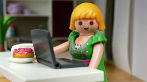 He has also done some small edition sculptures in other scales. Alltagsgeschichten Aus Dem Leben Der Playmobilfamilie Hauser Neues Fur Kinder Badische Zeitung